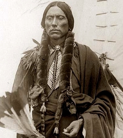 Quanah Parker in abiti tradizionali