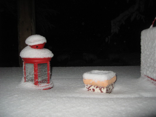 Questo è il tavolo sotto a veranda: il vento ha spinto la neve fin qui