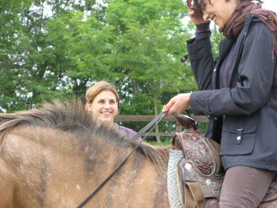 Sacha insieme a Valentina, la prima allieva del ranch (1990)
