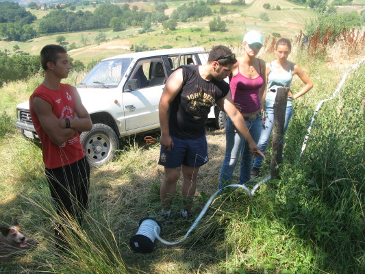 La squadra "leggera" al lavoro una volta sistemati i pali.