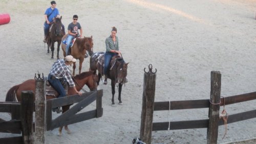 Al tramonto, partenza del gruppo guidato da Sacha