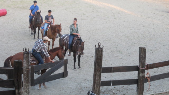 Al tramonto, partenza del gruppo guidato da Sacha